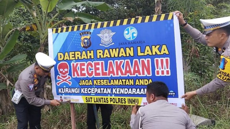 Ops Patuh, Satlantas Polres Inhu Pasang Spanduk Peringatan di Titik Rawan Lakalantas 