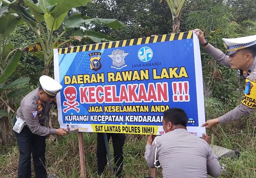 Ops Patuh, Satlantas Polres Inhu Pasang Spanduk Peringatan di Titik Rawan Lakalantas 