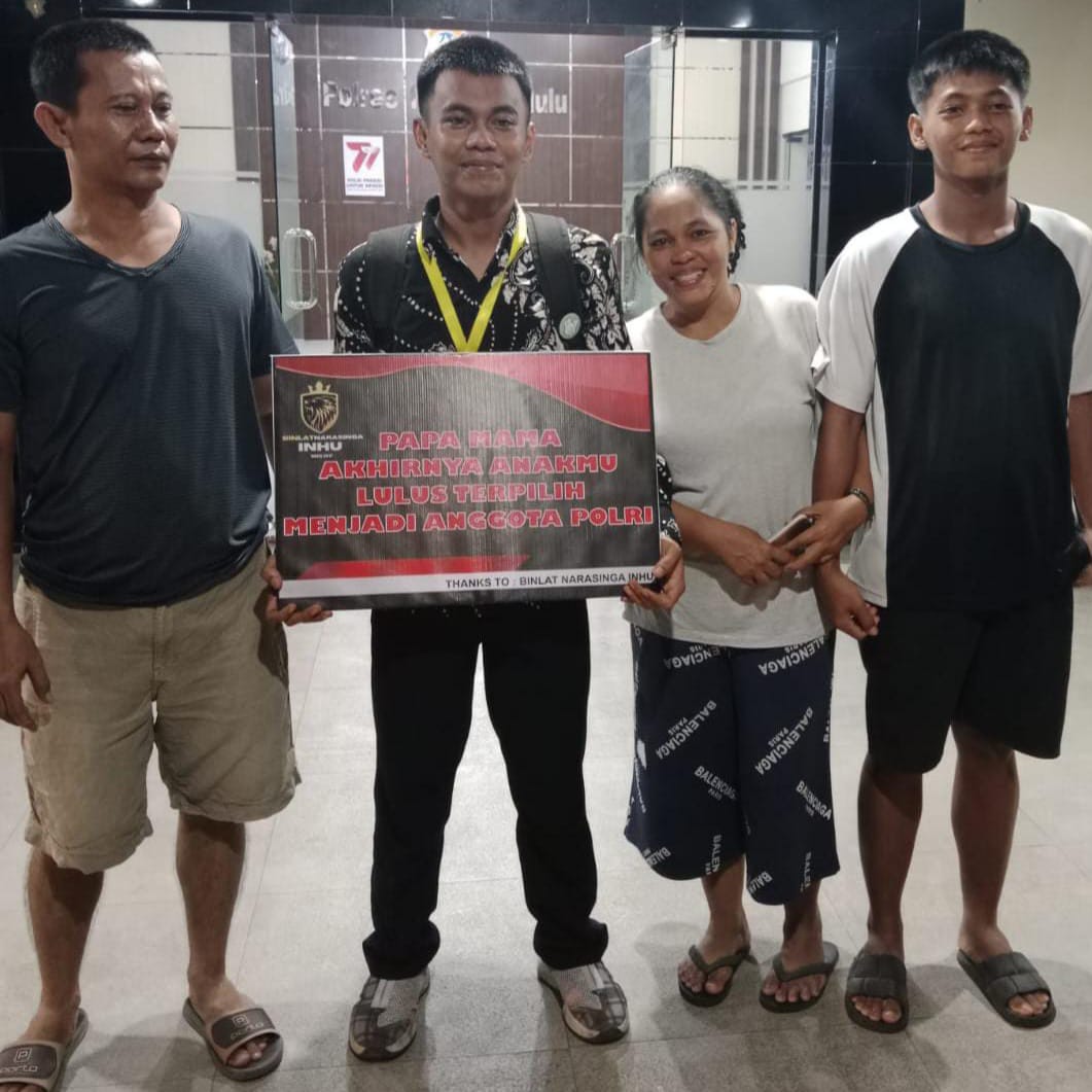 Salut, Anak Penjual Sepatu di Kaki Lima Kota Rengat Inhu Lulus Jadi Polisi 