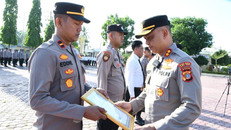 Berhasil Ungkap Kasus Narkoba, Kapolres Aceh Timur Beri Penghargaan Kepada Kapolsek Madat