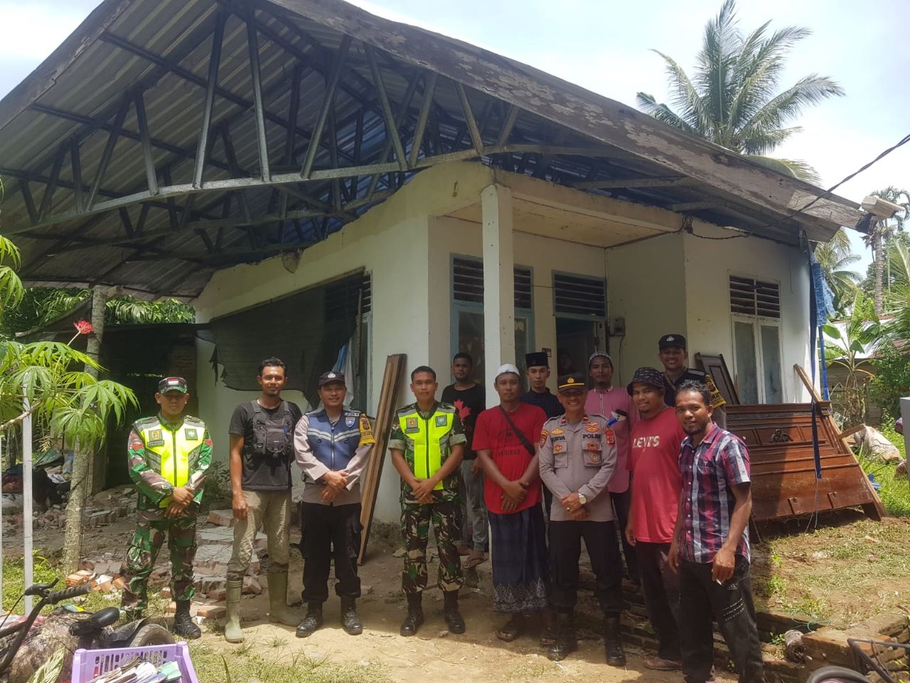 Kapolsek Peureulak Timur Beri Bantuan Untuk Warga Korban Angin Puting Beliung