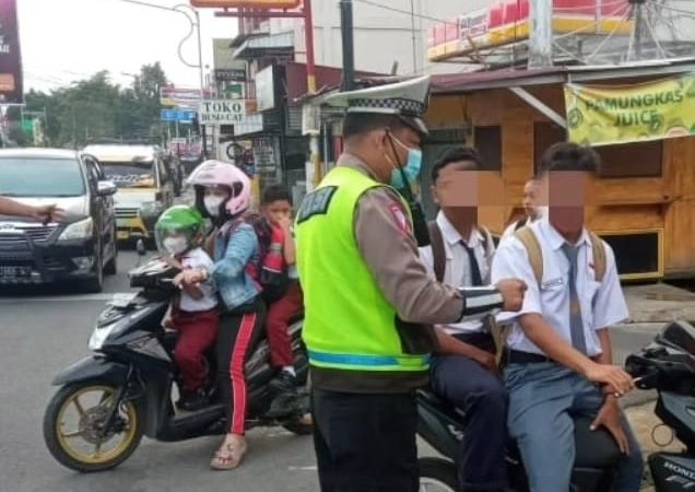 Satlantas Polres Pematang Siantar Beri Teguran Simpatik dan Humanis kepada Pelanggar Lalu Lintas di Jalan Raya
