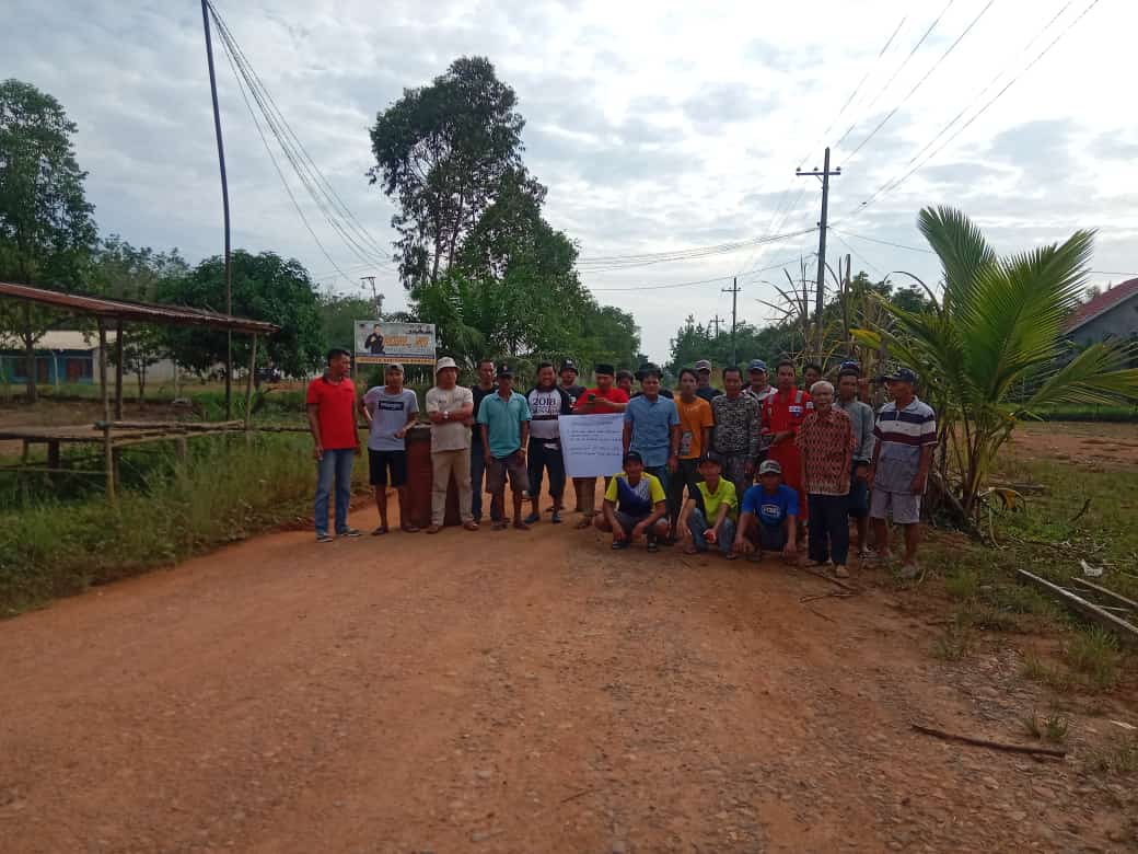 Warga Desa Pelawe Gelar Aksi Demo Portal Jalan Simpang Empat Jene Pelawe