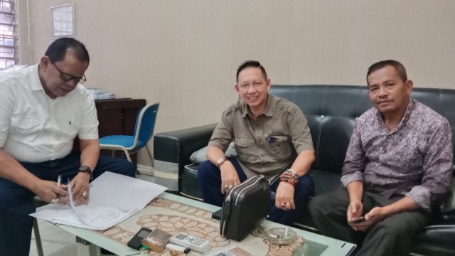 Kunker Ke DPRD Tebing Tinggi, Sekretaris Komisi 2 DPRD Medan Disambut Sekwan DPRD