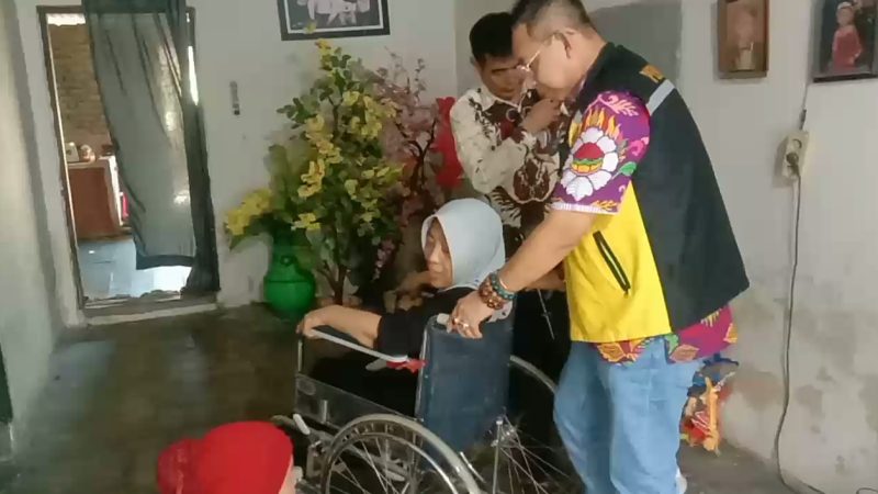 Permabudhi Sumut Bantu Kursi Roda Gratis Kepada Seorang Ibu Penyakit Pengeroposan Tulang Belakang