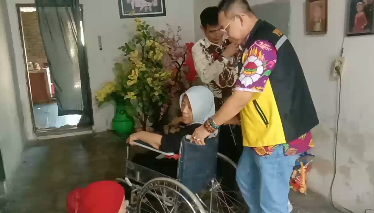 Permabudhi Sumut Bantu Kursi Roda Gratis Kepada Seorang Ibu Penyakit Pengeroposan Tulang Belakang
