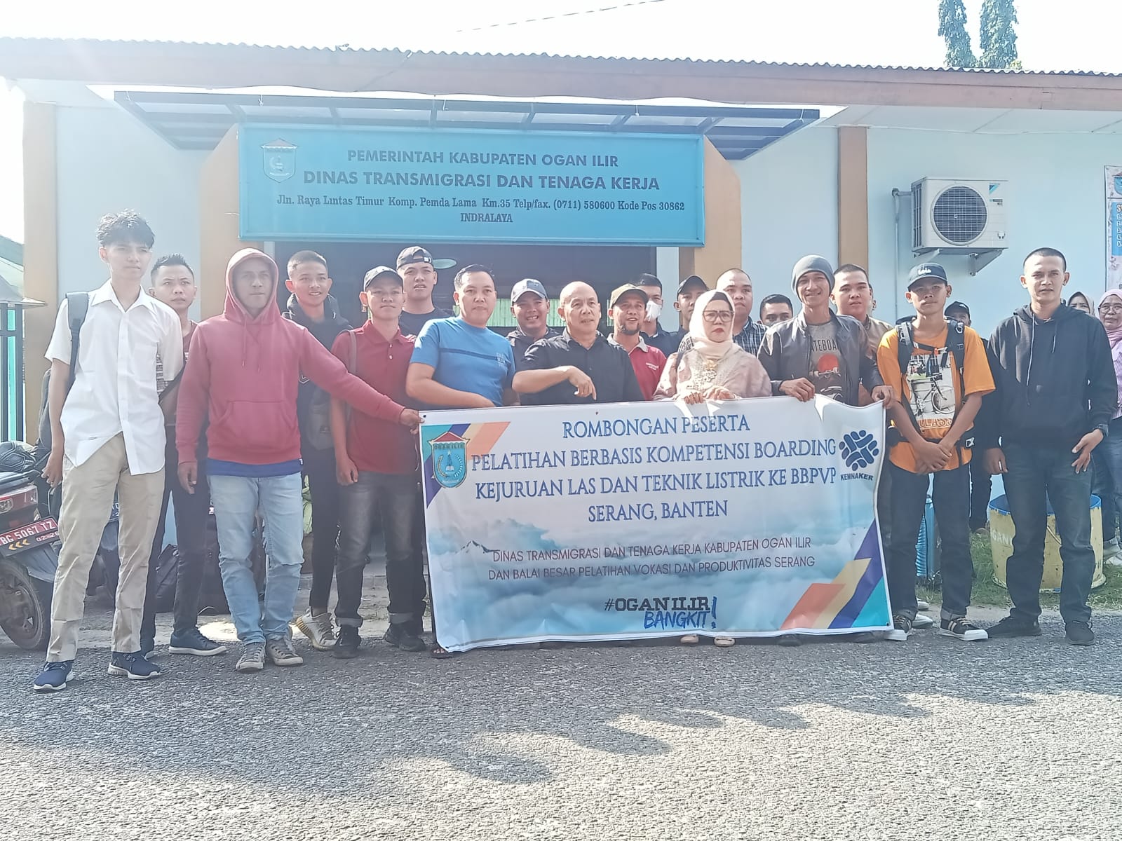 Sebanyak 16 Orang Di Berangkatkan Kadisnaker Ogan Ilir Untuk Pelatihan Berbasis Kompetensi Boarding Ke Banten