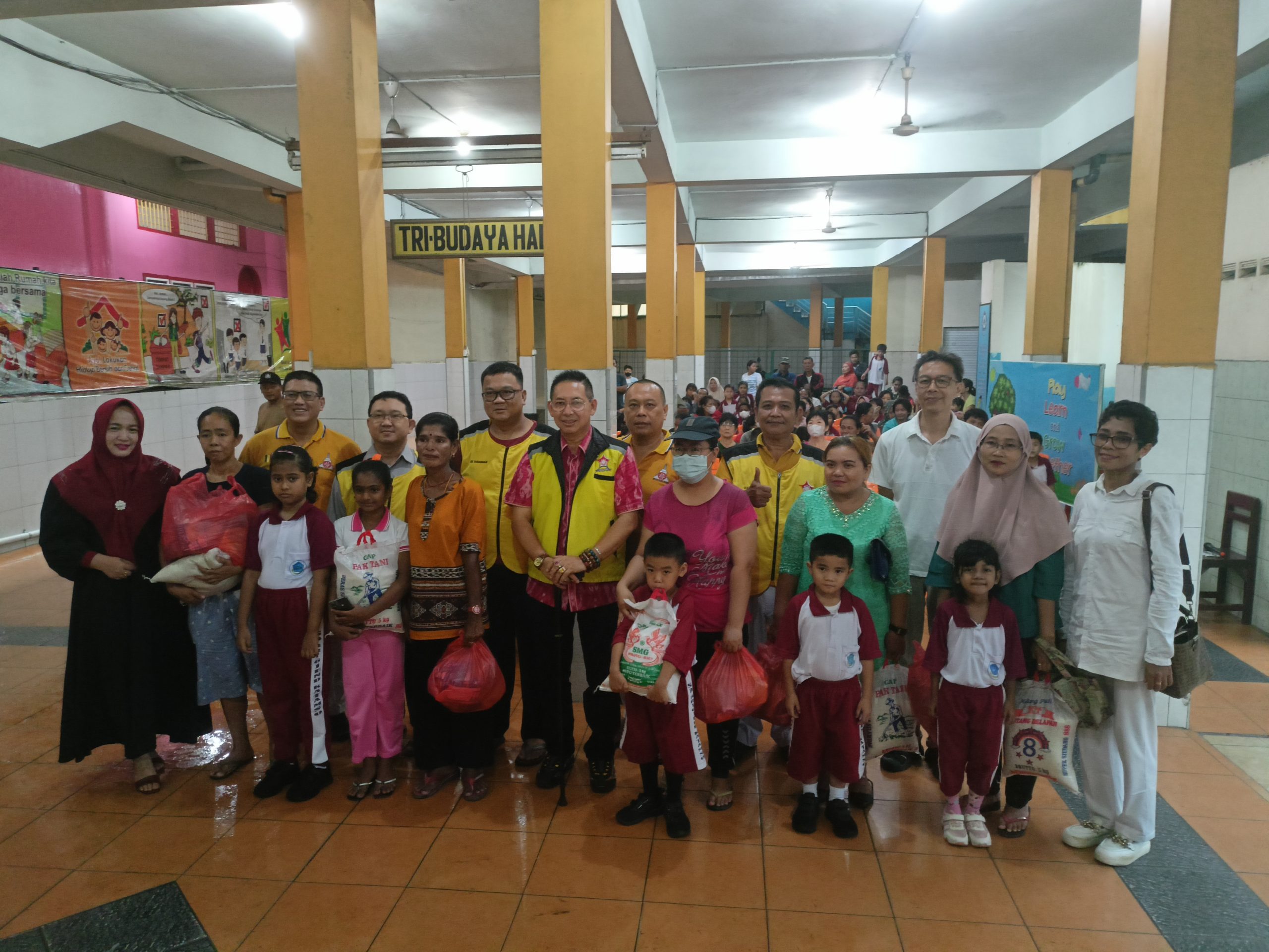 Permabudhi Sumut dan Magabudhi Sumut Berikan Bantuan Paket Sembako Kepada Orangtua Siswa Prasejahtera di Yayasan Brigjen Katamso