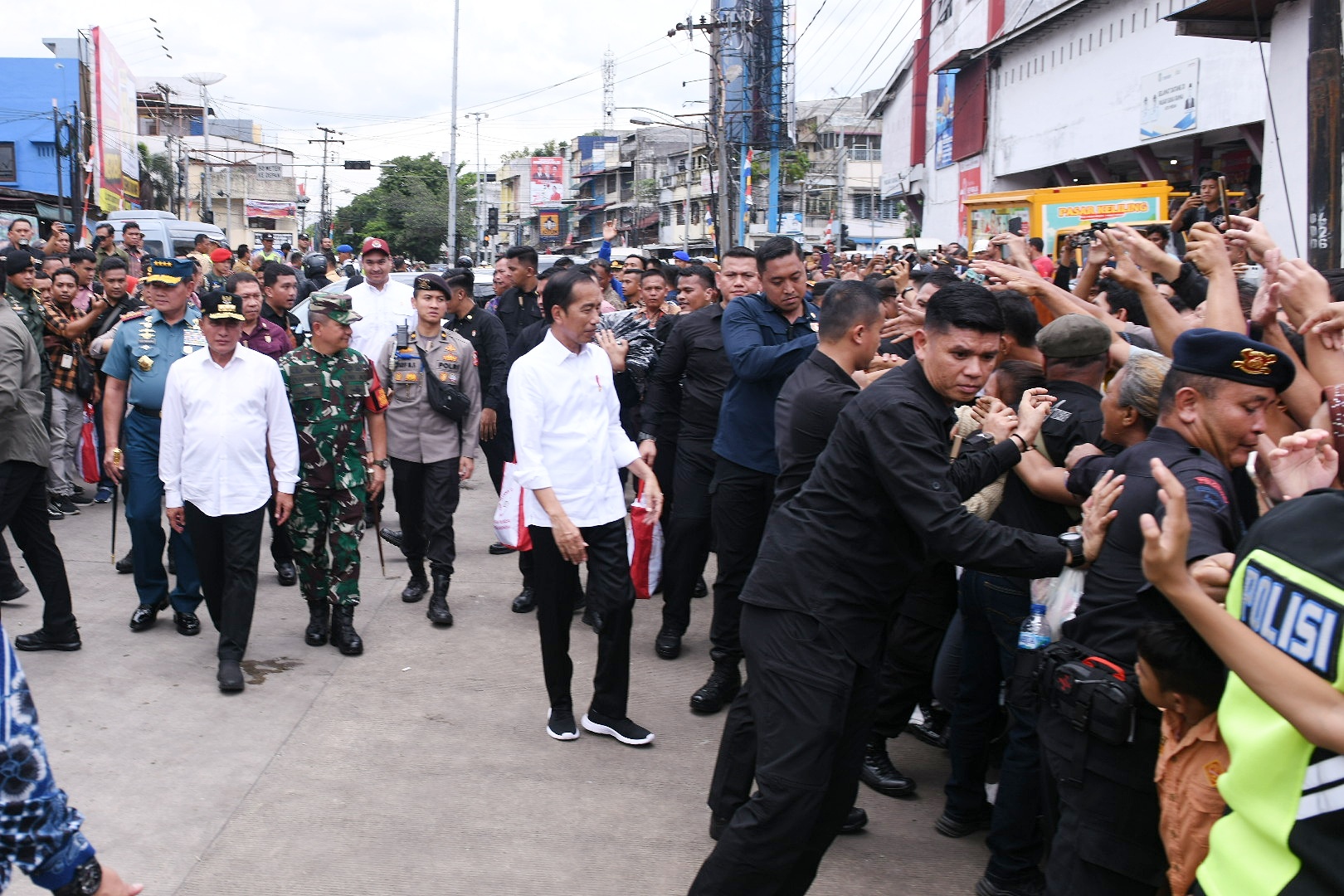 Dampingi Presiden RI ke Pasar Sukaramai, Edy Rahmayadi Berharap Harga Bahan Pangan Terus Terkendali