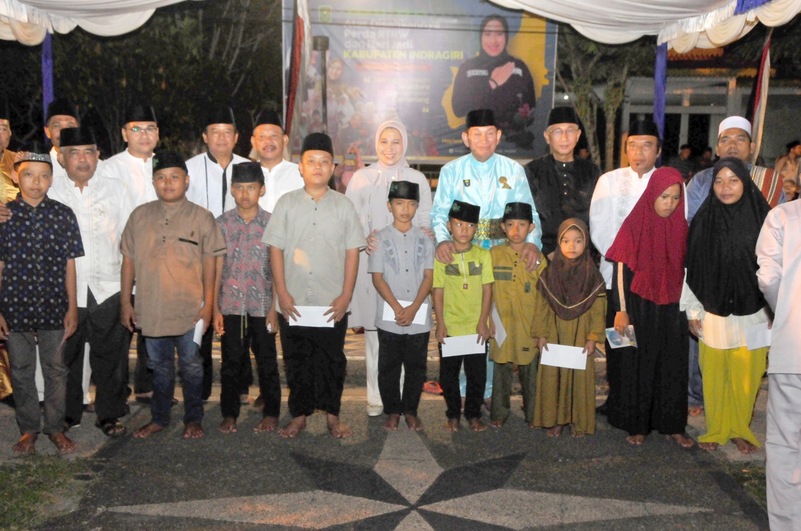 Malam Syukuran Pengesahan RTRW, Hari Jadi Indragiri, Bupati Inhu Serahkan Bantuan Pada  Anak Anak Panti Asuhan