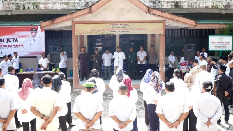 Jelang Hari Kemerdekaan RI, Plt Bupati Langkat Ikut Bagikan 10 Juta Bendera Merah Putih