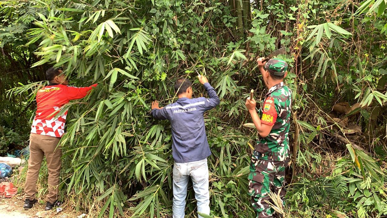 Pegawai Lapas Narkotika Kelas IIA Pematangsiantar Laksanakan Gotong Royong Bersama Masyarakat dan TNI di Jalan Lapas Narkotika Sampai Mangadei Pamatang Raya