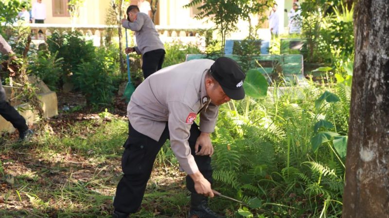 TNI-Polri Bersama Warga Bersihkan Makam Syekh Abdurrauf As Singkily
