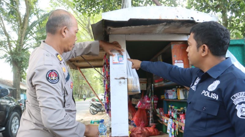 Polres Langkat Pasang Stiker Pengaduan Call Centre 110 Dan No Kapolres Di Lokasi Usaha
