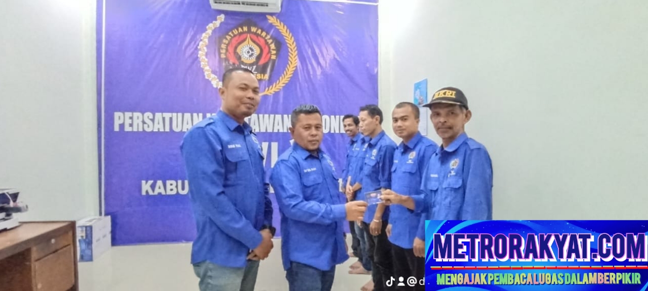 Pengurus PWI Aceh Barat Bagikan Kartu kepada Anggota Muda
