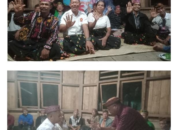 Warga Kaper Serahkan Atribut Kampanye Bentuk Dukungannya Kepada Vinsensius Citap Menuju Kursi DPRD Mabar