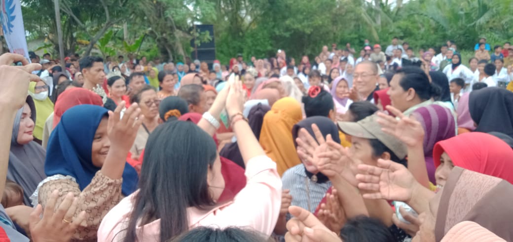Ribuan Ibu – ibu Warga Tanjung Beringin Sambut Paul Baja M Siahaan Menari Bersama dan Minta Poto Selfi