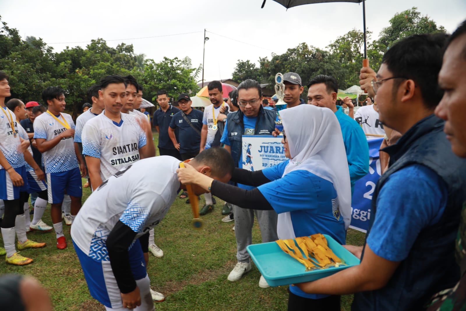 Wali Kota Didampingi Ketua Dekranasda Pematang Siantar Serahkan Hadiah Boy Warongan Cup Kepada Tim Kecamatan Siantar Sitalasari yang Keluar Sebagai Juara