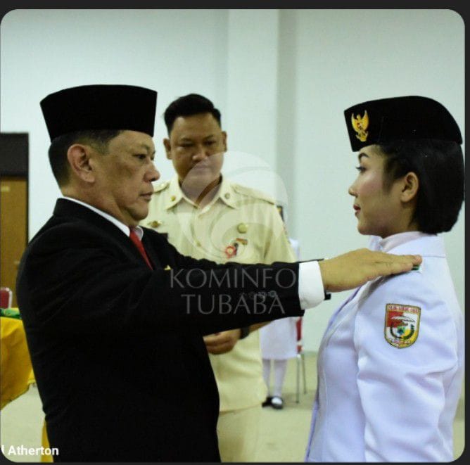 Dalam Rangka HUT RI ke 78, Penjabat (Pj) Bupati Tulangbawang Barat Mengukuhkan Pasukan Pengibar Bendera Pusaka tingkat kabupaten