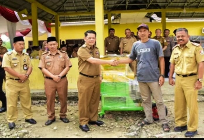 Pj. Bupati Tubaba Salurkan Mesin Pencacah Makanan Ternak
