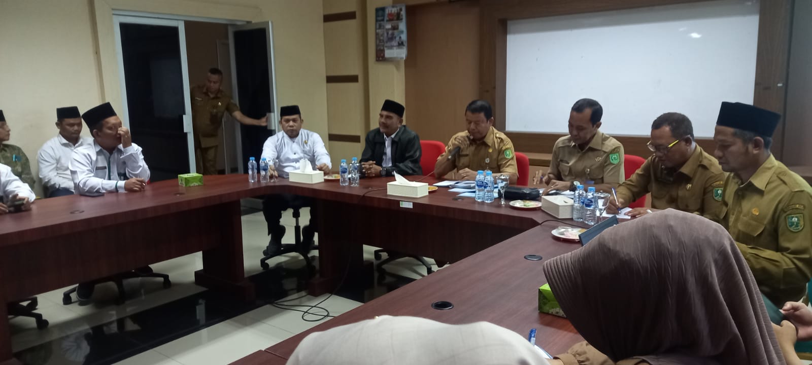 Sekda Inhu Pimpin Rapat, Wisuda Akbar Santri  Se Inhu Akhir Bulan Agustus 2023 