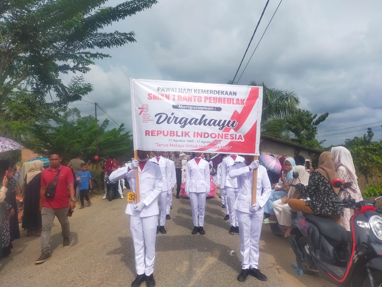 SMA N 1 Ranto Peureulak Tampil Memukau di Pawai HUT RI Ke-78