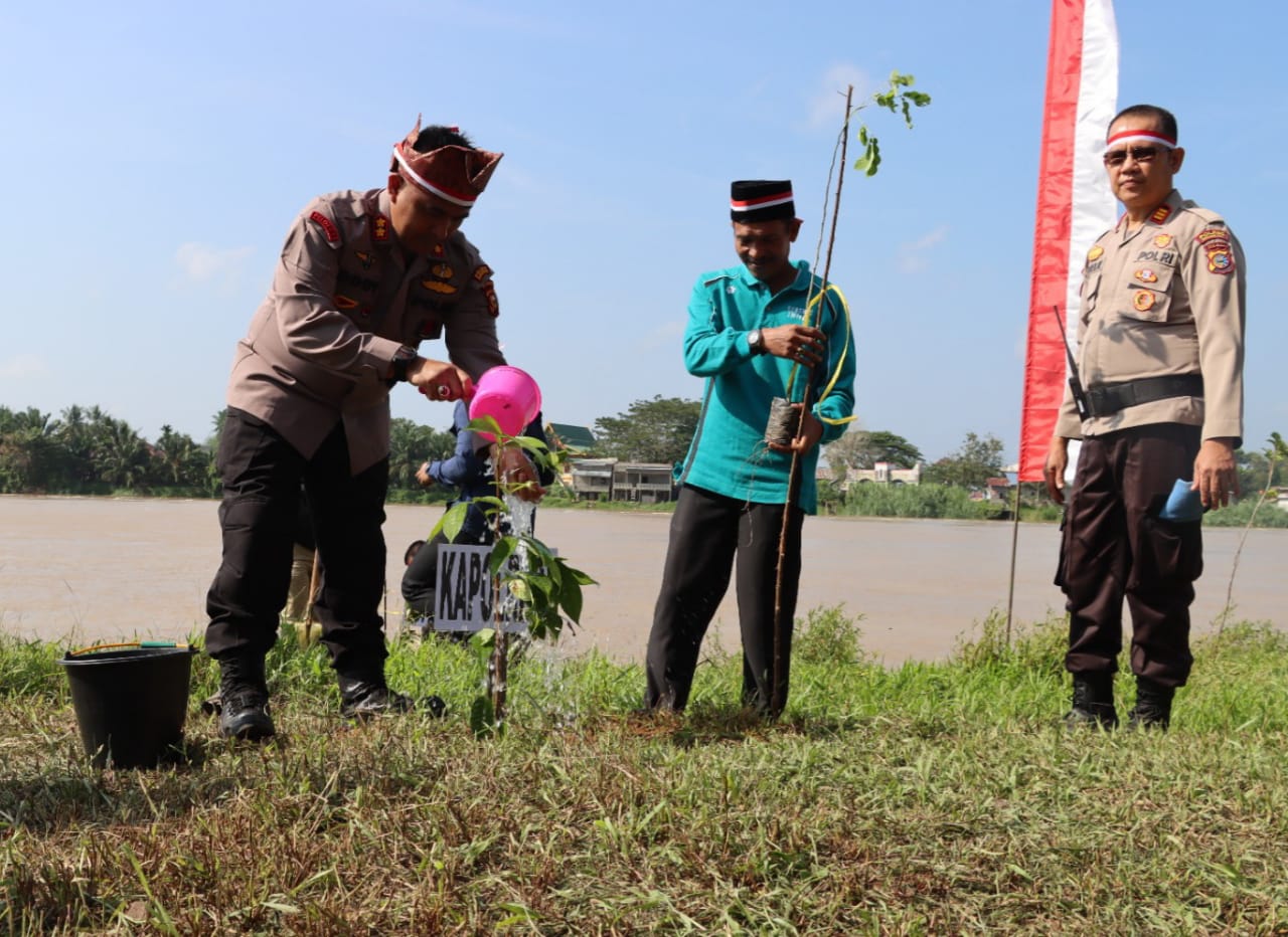 Serentak Se Indonesia, Kapolres Inhu Lakukan Penanaman Pohon