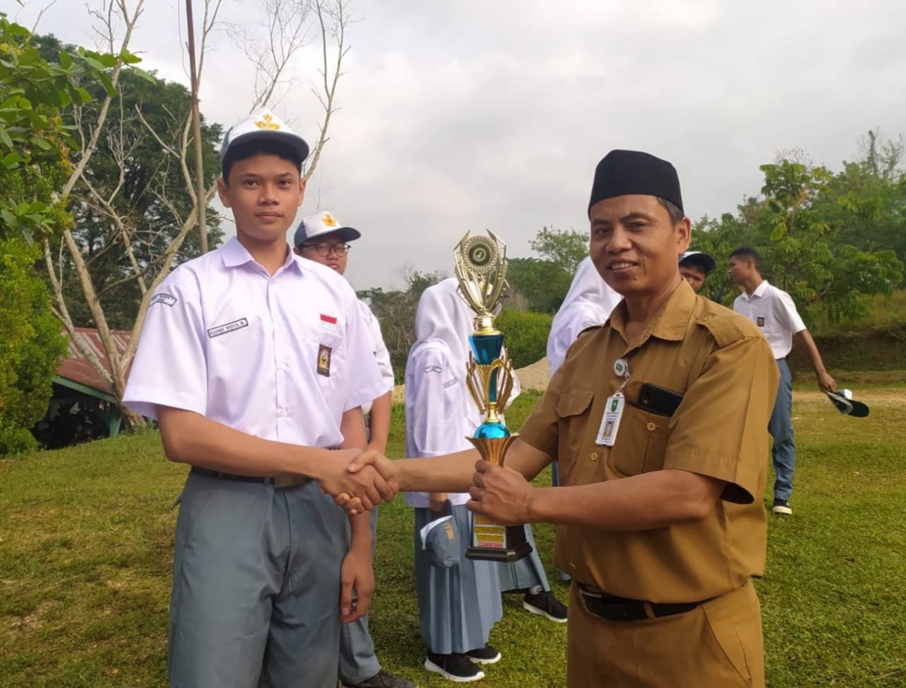 Pimpinan DPRD Inhu H.Suwardi Ritonga SE :  Apresiasi  SMAN I Lirik Raih Juara Berbagai Lomba HUT Pramuka 2023