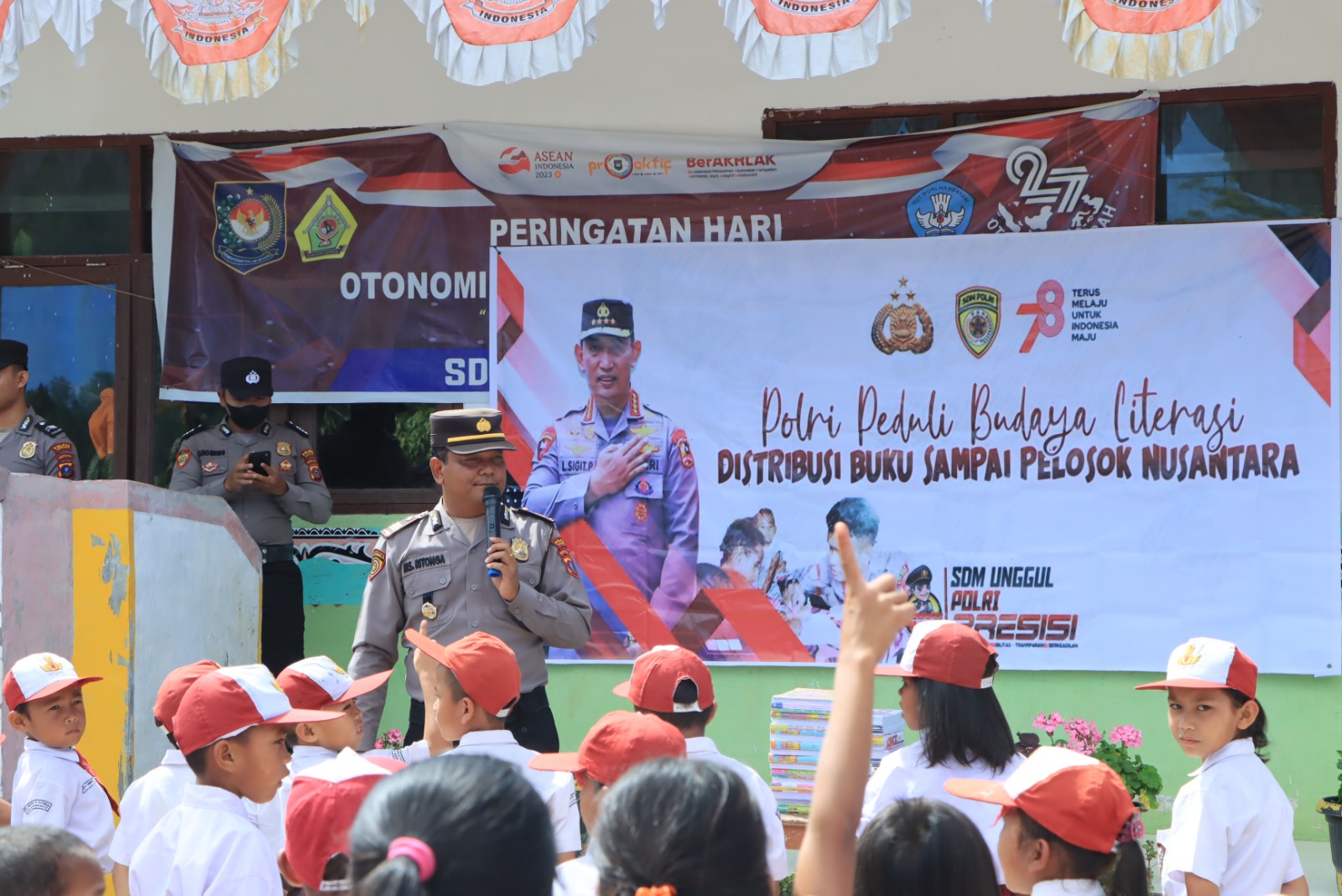 Peduli Budaya Literasi, Polres Samosir Salurkan Bantuan Buku dan Alat Tulis dalam Rangka HUT RI ke-78