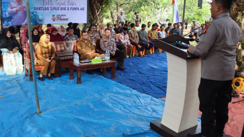 Kapolres Inhu Polda Riau Serahkan Bantuan Sumur Bor dan Pompa Air Pada Masyarakat  Desa Rantau Mapesai