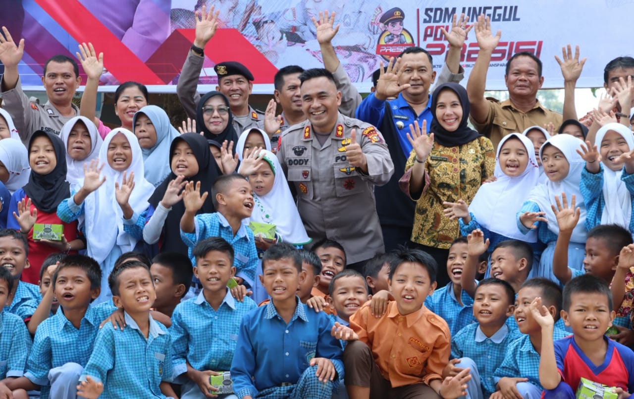 Kapolres Inhu Bacakan Dongeng Untuk Anak SD Saat Kegiatan Polri Peduli Literasi 
