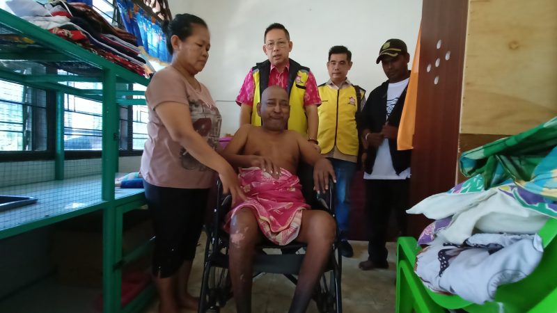 Saat Menerima Kursi Roda Gratis dari Ketua Permabudhi Sumut, Balen Menangis Terharu