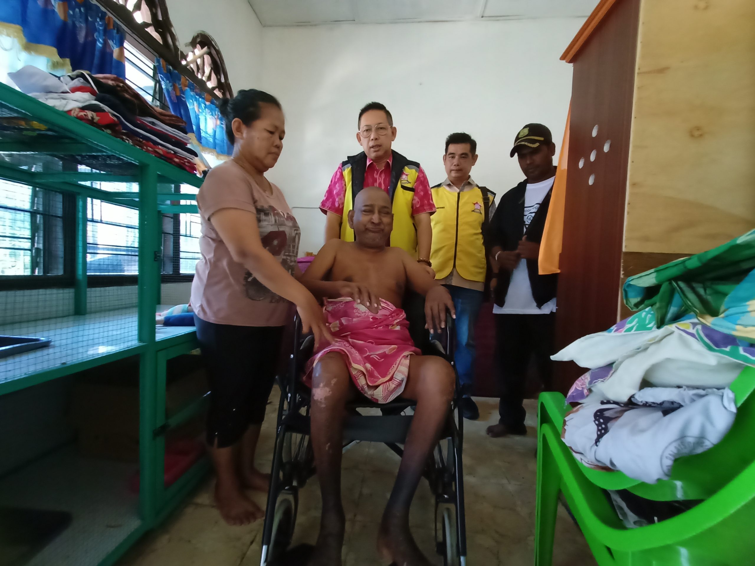 Saat Menerima Kursi Roda Gratis dari Ketua Permabudhi Sumut, Balen Menangis Terharu