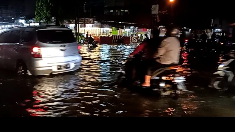 Hujan, Ribuan Pengendara Bermotor Panik Terjebak Banjir saat Melintas di Jalan Gatot Subroto Mulai dari Depan Jalan Johar sampai Depan Swalayan Gloria akibat Banjir