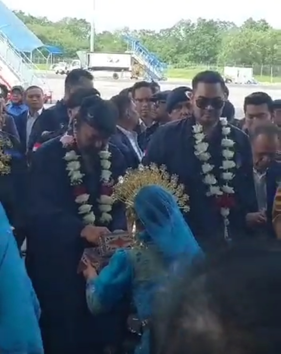 Seratusan Tim Pemenangan dan Relawan Sopo ATRestorasi Bersatu Antonius Devolis Tumanggor Jemput Ketum Partai NasDem di Kualanamo Internasional Airport