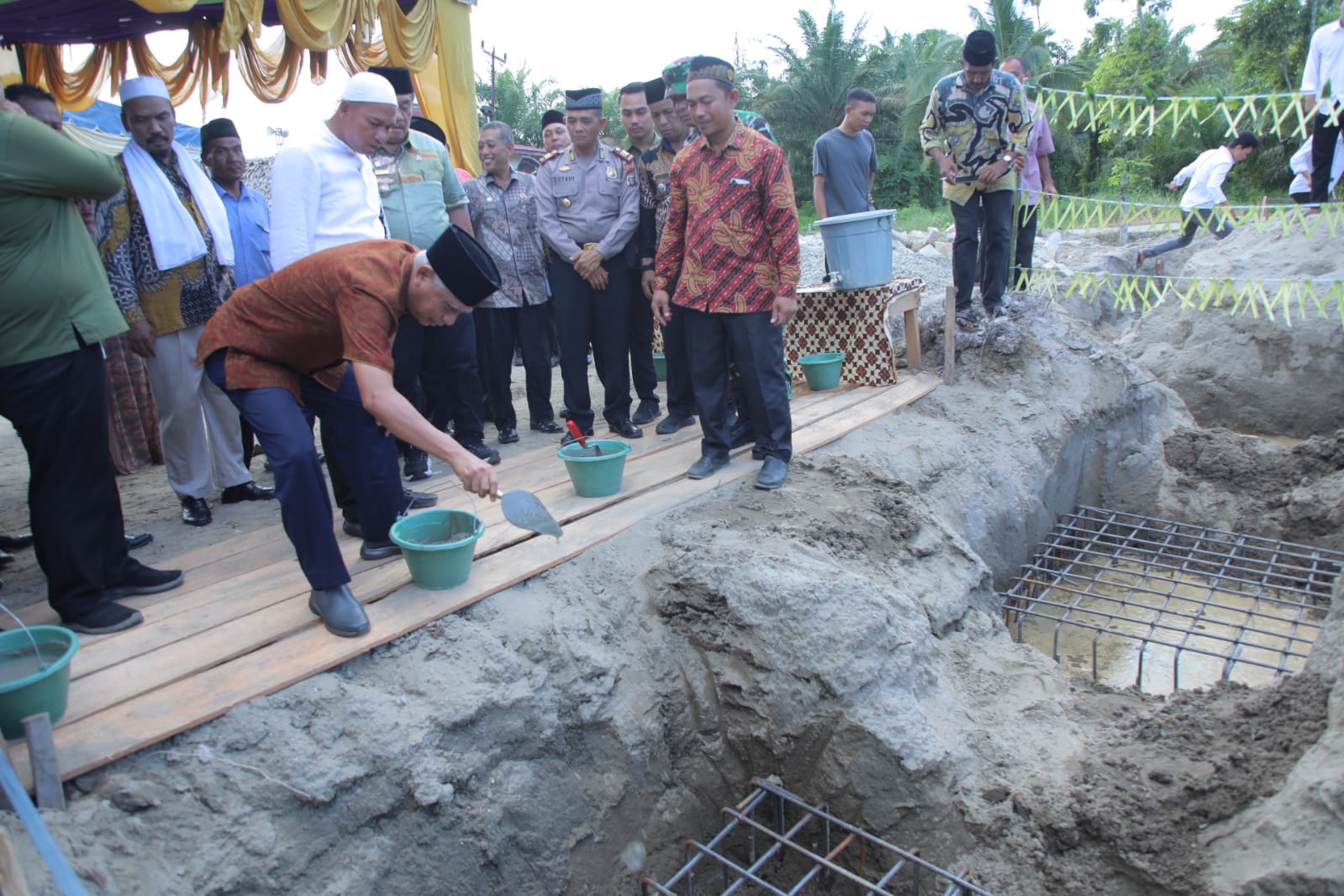 Bupati dan Wakil Bupati Asahan Lakukan Peletakan Batu Pertama Pembangunan Masjid