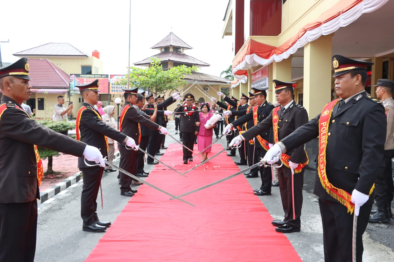 Personel Polres TanjungBalai Akhiri Dinas, Polres Tanjung Balai Gelar Upacara Pedang Pora.