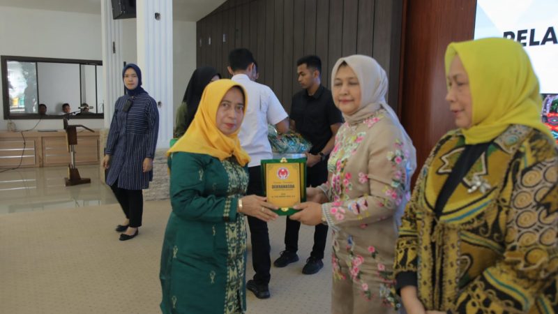 Ketua Dekranasda Sumut Buka Pelatihan Pembuatan Souvenir Di Asahan