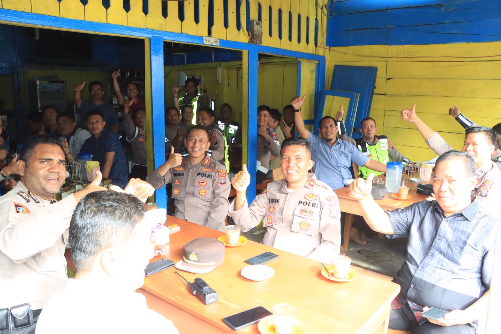 Kapolres Samosir Traktir Makan Minum Anggota Polres Samosir, Pemilik Warung Ketiban Rejeki Nomplok