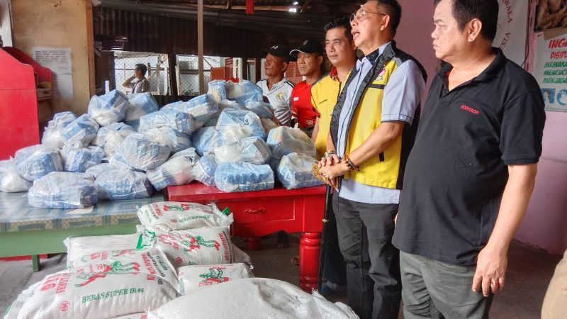 Ketua Permabudhi Sumut dan Pengurus Vihara Thai Seng Hutco Bagikan 500 Paket Sembako