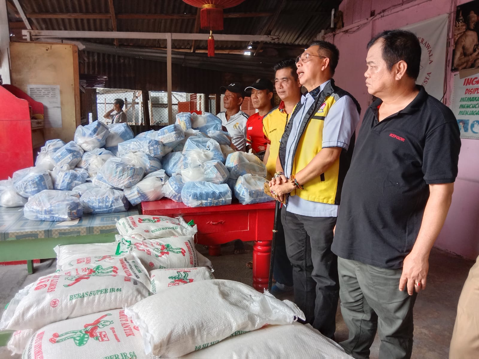 Ketua Permabudhi Sumut dan Pengurus Vihara Thai Seng Hutco Bagikan 500 Paket Sembako