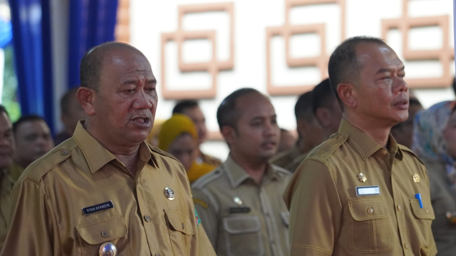 Syah Afandin Serahkan Penghargaan Prestasi Pencapaian PAD Langkat