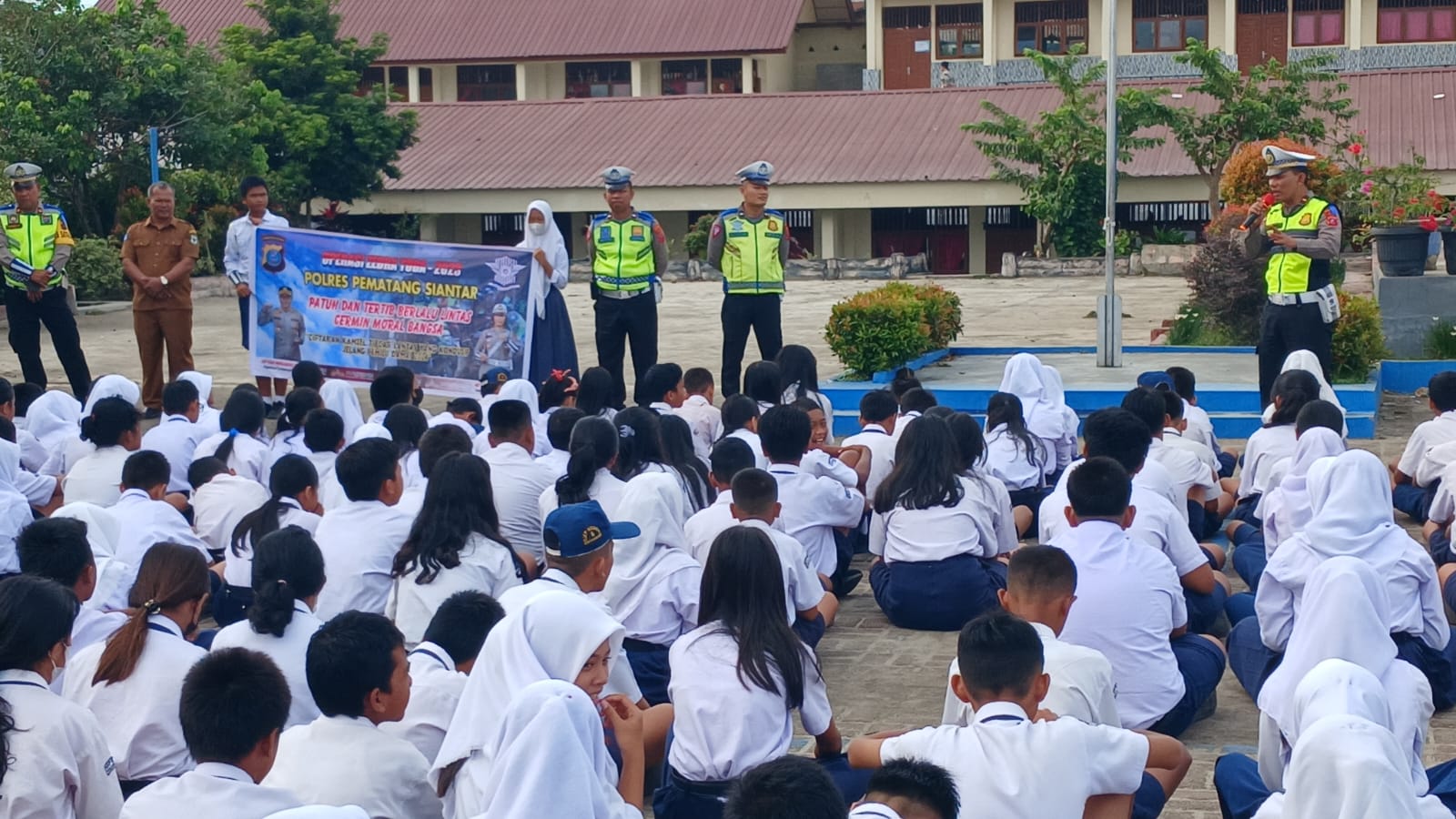 Dibawah Pimpinan Kasatgas 5 (Ban Ops), Satlantas Polres Pematang Siantar Laksanakan Sosialisasi Tertib Berlalulintas di SMP Negeri 6 P. Siantar