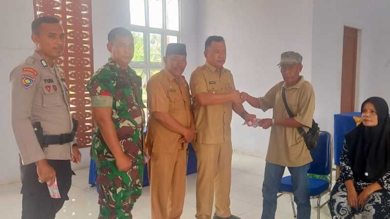 Ratusan KPM Terima BLT, Camat Rengat Barat Inhu Serahkan Secara Simbolis