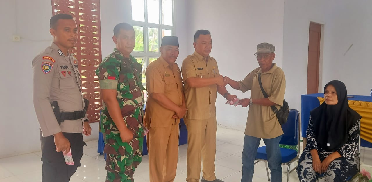 Ratusan KPM Terima BLT, Camat Rengat Barat Inhu Serahkan Secara Simbolis
