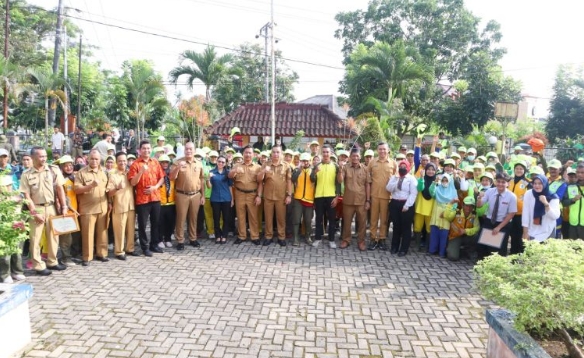 Seluruh Petugas kebersihan Dinas LHK Kota Pangkalpinang Memperingati Hari Lingkungan Hidup