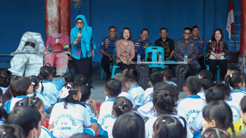 Didepan Anak TK, Wali Kota Pematang Siantar Hadiri Sosialisasi Pengenalan Alat Pemadam Kebakaran (Damkar) dan Simulasi Penanggulangan Kebakaran