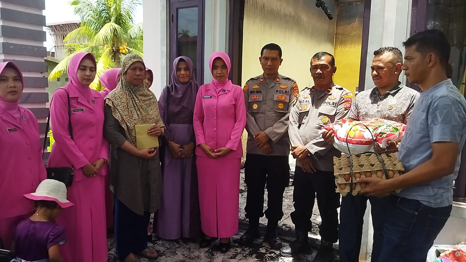 Rumah Anggota Terbakar, Kapolsek Bersama Pengurus Bhayangkari Syamtalira Bayu Serahkan Bantuan