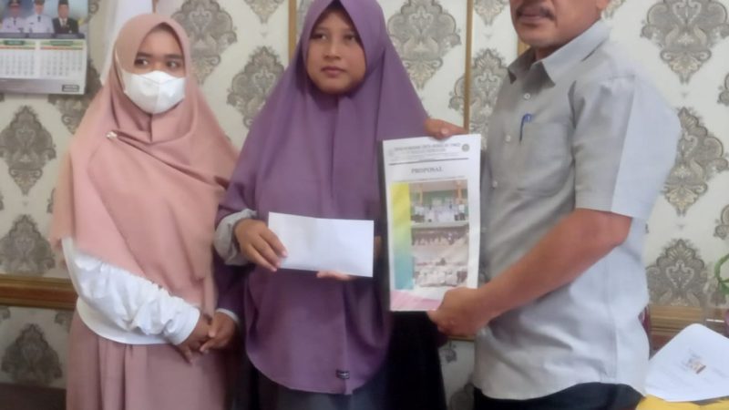 Peduli Dunia Pendidikan, Wakil Ketua DPRD Inhu H.Suwardi Ritonga SE Berikan Bantuan
