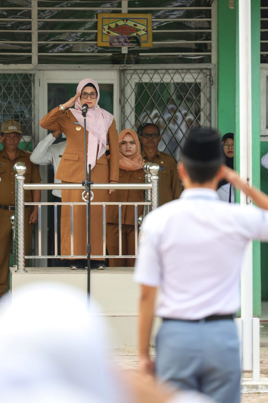 Wali Kota dr Susanti Dewayani, SpA Jadi Pembina Upacara Bendera di Madrasah Aliyah Negeri Pematang Siantar